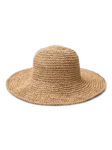 Sombrero de ala ancha confeccionado en paja trenzada, de textura ligera y diseño flexible, ideal para días de sol y playa.