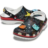 Zuecos Crocs Classic edición especial de Pokémon, color negro con estampado de personajes y Pokéballs. Incluye charms Jibbitz de Pikachu y detalles inspirados en la franquicia, con suela blanca y franja roja.