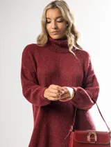 Vestido tipo polerón de tejido de punto grueso, color bordó, con cuello alto, mangas largas y diseño holgado.