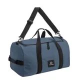 Bolso deportivo Topper Heritage II de color azul con detalles en negro. Cuenta con un compartimento principal con cierre, doble asa de mano y una correa ajustable y extraíble para el hombro. Incluye un parche con el logo de la marca en el frente.