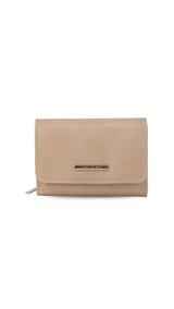 Billetera mediana de símil cuero amarillo, con solapa y broche a presión, compartimento con cierre y múltiples tarjeteros en el interior. Incluye caja de presentación estampada.