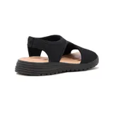Sandalias Comfortflex de suela baja color negro con capellada de tejido elástico y plantilla en tono tostado.