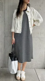 Vestido midi sin mangas a rayas horizontales blancas y negras, con cuello redondo y corte recto.