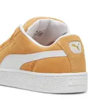 Championes Puma Suede XL color mostaza con franja lateral blanca y suela blanca.