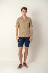 Camisa blanca de lino, corte hawaiano, manga corta y cuello solapa.