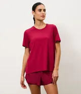 Remera deportiva de manga corta color fucsia, con cuello redondo y diseño holgado.
