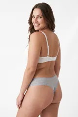 Pack de dos bombachas tipo vedetina color gris claro con estampado sutil y detalles de encaje en la cintura y las piernas, con un pequeño lazo decorativo al frente.