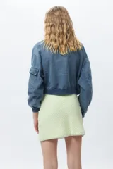 Minifalda recta con estampado de cuadros blancos y negros, con cierre invisible en el lateral.