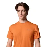 Remera de manga corta Columbia, color naranja, con cuello redondo y logo de la marca estampado en el pecho. Confeccionada con tecnología Omni-Shade UPF 50 y Omni-Wick para protección solar y evaporación de humedad.
