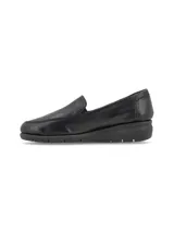 Zapato mocasín de cuero negro, con suela de goma y detalle de costuras en la capellada.