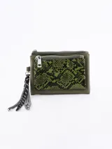 Billetera pequeña color verde militar con bolsillo frontal con estampado de piel de serpiente en tonos verde y negro. Tiene cierre superior y colgante de cordones trenzados en blanco y negro.