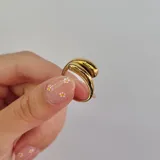 Anillo dorado de acero inoxidable con diseño moderno de doble banda entrelazada.