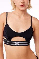 Corpiño bralette negro de polisoft con doble elástico negro con logo tejido y forro interior.