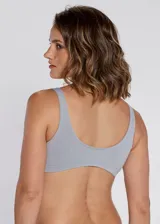 Soutien tipo top de microfibra sin costuras, con diseño de bretel ancho, sin aros y sin copas.
