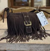 Cartera tipo mini bag de gamuza color marrón, con diseño de flecos largos en todo el frente. Presenta una tira central decorativa con hebilla metálica y herrajes en tono bronce. Incluye correa ajustable y cierre superior.