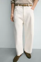 Jeans wide fit de color blanco, confeccionados en denim de algodón rígido, con corte relajado, tiro medio y diseño de cinco bolsillos.
