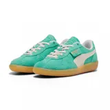 Championes Puma modelo Palermo Vintage, color verde menta con detalles en blanco y suela de goma color caramelo. Confeccionados en una combinación de gamuza y tela, presentan el logo de la marca en dorado en el lateral.