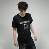 Remera negra de algodón con cuello redondo y estampado frontal en blanco. El estampado presenta un texto estilizado en la parte superior y tres figuras humanas escalando estrellas o cruces estilizadas en la parte inferior.