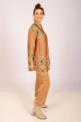 Camisa marrón con estampado geométrico en tonos verdes, de corte recto, cuello mao y mangas largas.