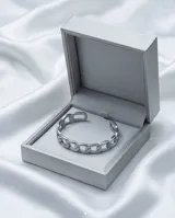 Pulsera esclava de acero inoxidable con diseño de eslabones gruesos tipo cadena.