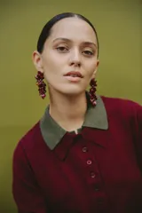 Aros largos hechos a mano en porcelana color borgoña con forma de flores irregulares. El perno es de acero.