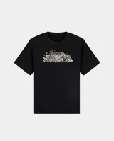 Remera de corte regular color negro, con estampa central estilo graffiti en tonos grises, amarillos y blancos.