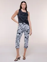 Pantalón capri Zac & Rachel de gabardina elastizada con estampado floral en blanco y negro, con pretina ancha elastizada.