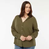 Camisa color verde militar, de corte holgado y manga larga, con cuello camisero y cierre frontal con botones.