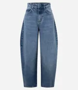 Pantalón de jean corte barrel, de tiro medio y piernas amplias con ruedo ligeramente ajustado. Cuenta con bolsillos funcionales, trabillas para cinturón y cierre frontal con botón y cremallera.