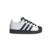 Championes Adidas modelo Superstar, diseño clásico con exterior de cuero sintético blanco, tres tiras laterales negras y puntera de goma reforzada. Suela de goma negra y cierre de cordones.