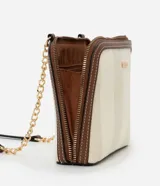 Cartera bandolera pequeña con estampado de rayas verticales en tonos beige y blanco, con detalles en marrón. Tiene cierre de cremallera, asa de cadena dorada y correa de cuero sintético marrón.