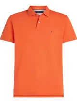 Chomba naranja de Tommy Hilfiger, corte regular, con cuello tipo chomba, cartera de dos botones, logo bordado en el pecho y mangas cortas.