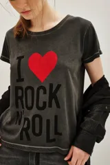 Remera de algodón color gris oscuro con efecto gastado, cuello redondo y manga corta. Estampado frontal con el texto "I ❤️ ROCK N' ROLL" en color negro y corazón rojo.
