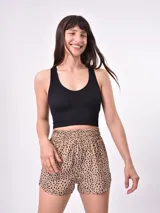 Short deportivo negro de tiro alto con cintura elástica fruncida y corte holgado.