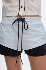 Short de color celeste claro con cintura elástica y cordón ajustable negro con detalles blancos.
