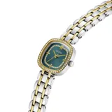 Reloj analógico Guess modelo Hazel con caja cuadrada de 25mm y correa tipo brazalete de acero inoxidable en tono combinado plateado y dorado. La esfera color verde teal presenta un acabado sunray, manecillas doradas y un marco decorado con cristales brillantes.