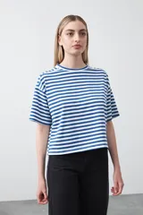 Remera de manga corta con cuello a la base, confeccionada en tejido de rayas horizontales blancas y negras, con silueta relajada.