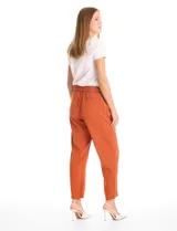 Pantalon de corte relajado color beige, con cintura plana en el frente y elástica en la parte posterior. Presenta pierna de corte recto, bolsillos laterales diagonales y bolsillos traseros simulados.