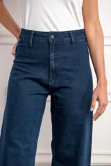 Pantalón de jean azul oscuro, de corte recto y tiro medio.