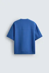 Sudadera de manga corta color marrón oscuro, con cuello redondo y bajo acabado en rib. Presenta un corte relajado y holgado (boxy fit).