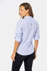 Camisa de lino lisa color celeste, de manga larga con puños abotonados y trabilla para arremangar. Cuenta con cuello clásico, cierre frontal con botones y bolsillos plaqué en el pecho.