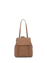 Mochila de cuero sintético color caramelo con solapa frontal, cierre principal y dos bolsillos verticales con cierre en el frente. Incluye manija superior y logo de la marca grabado en la parte inferior.