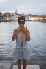 Minifalda blanca con volados y detalle de puntilla en el ruedo.