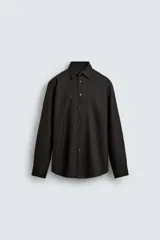 Camisa de corte regular fit en color bordó, con cuello italiano, manga larga con puños abotonados y cierre frontal de botones.