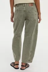 Jean verde militar de corte barrel con pinzas estructurales y diseño holgado.