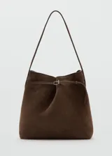 Bolso tipo shopper de cuero vacuno en color marrón oscuro, con diseño estructurado, cierre superior con solapa y hebilla metálica, y correas de hombro integradas.