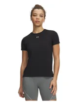 Remera deportiva Under Armour de manga corta, color negro, con cuello redondo y logo de la marca estampado en el centro del pecho. Presenta un diseño técnico con aberturas laterales en el bajo para mayor movilidad.