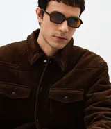 Campera puffer de Marfinno confeccionada en tejido de cotelé de algodón, con diseño acolchado, cuello inglés, cierre frontal con botones y dos bolsillos con solapa en el pecho.