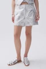 Short de brocato blanco con estampado de flores plateadas.