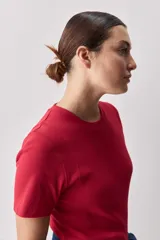 Remera blanca de manga corta y cuello redondo, con calce ajustado al cuerpo y diseño liso y minimalista.